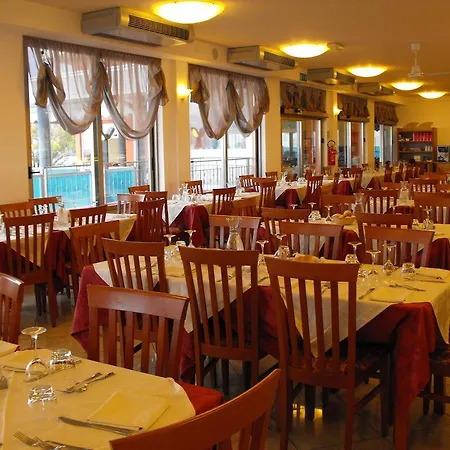 Hotel Adria Beach Club Отель