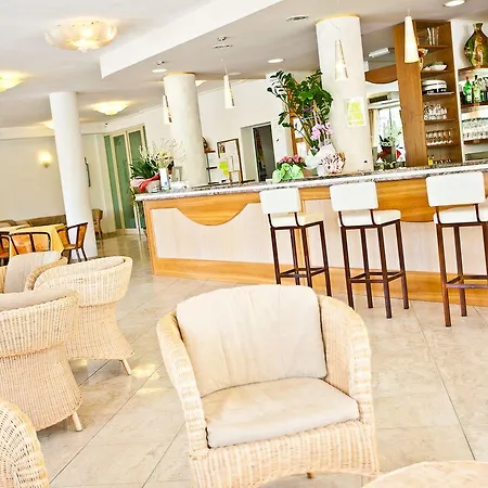 Отель Hotel Adria Beach Club 3*