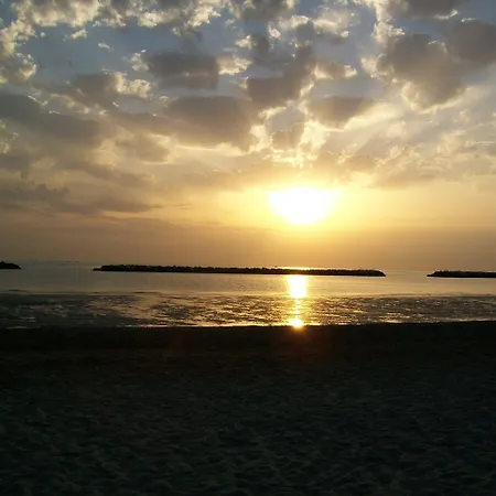 Отель Hotel Adria Beach Club 3*