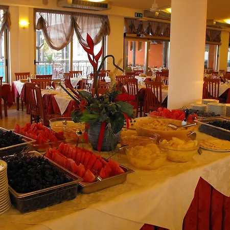 Отель Hotel Adria Beach Club